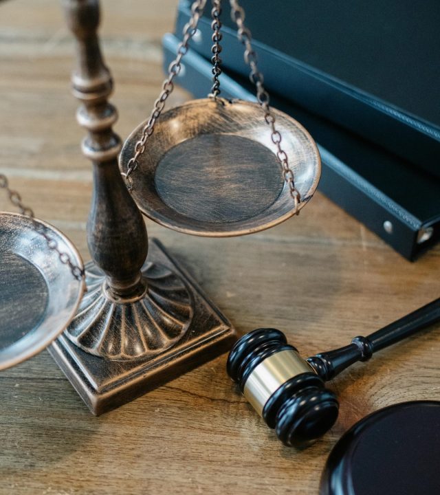 Waga sprawiedliwości i młotek sędziowski – sprawy sądowe, cesja długu i EPU